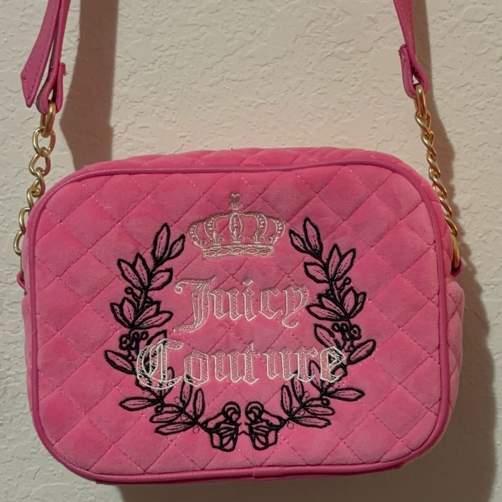 pretty pink juicy couture cross body bag with adjustable strap.🩷